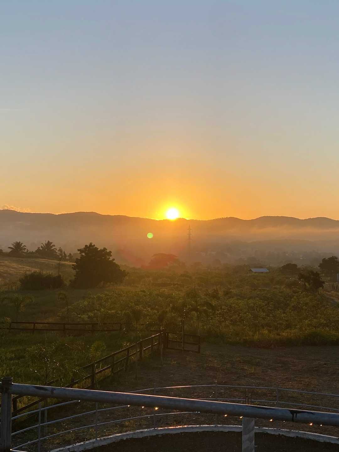 El sol bajo sobre las lomas y el valle
